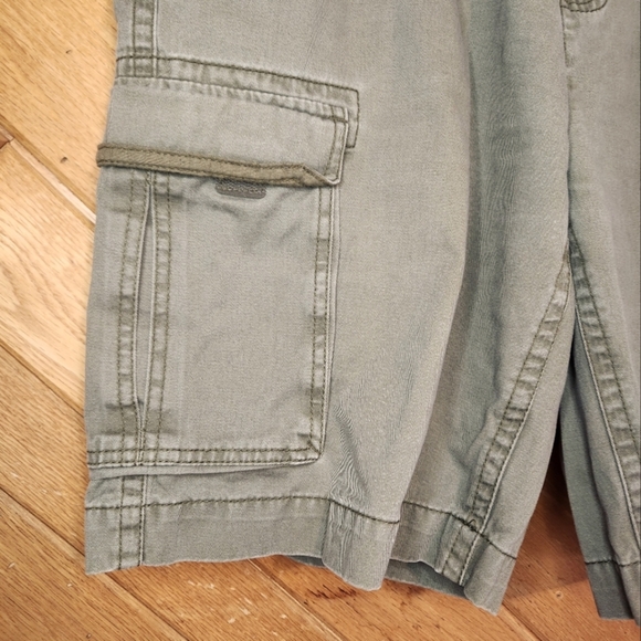St. John's Bay size 34 green cargo shorts - Picture 4 of 11